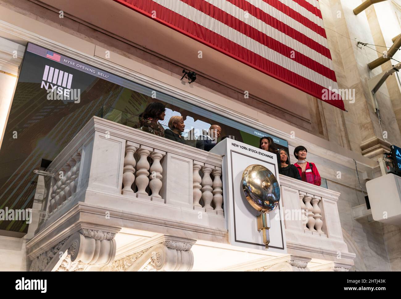 New York, États-Unis. 28th févr. 2022. Le maire de New York, Eric Adams, sonne la cloche d'ouverture à la Bourse de New York le dernier jour du mois de l'histoire des Noirs. (Photo de Steve Sanchez/Pacific Press) Credit: Pacific Press Media production Corp./Alay Live News Banque D'Images
