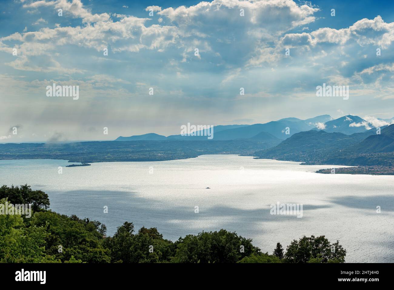 Vue aérienne du lac de Garde (Lago di Garda) vue depuis le mont Baldo (Monte Baldo), municipalité de San Zeno di Montagna, province de Vérone, Italie. Banque D'Images