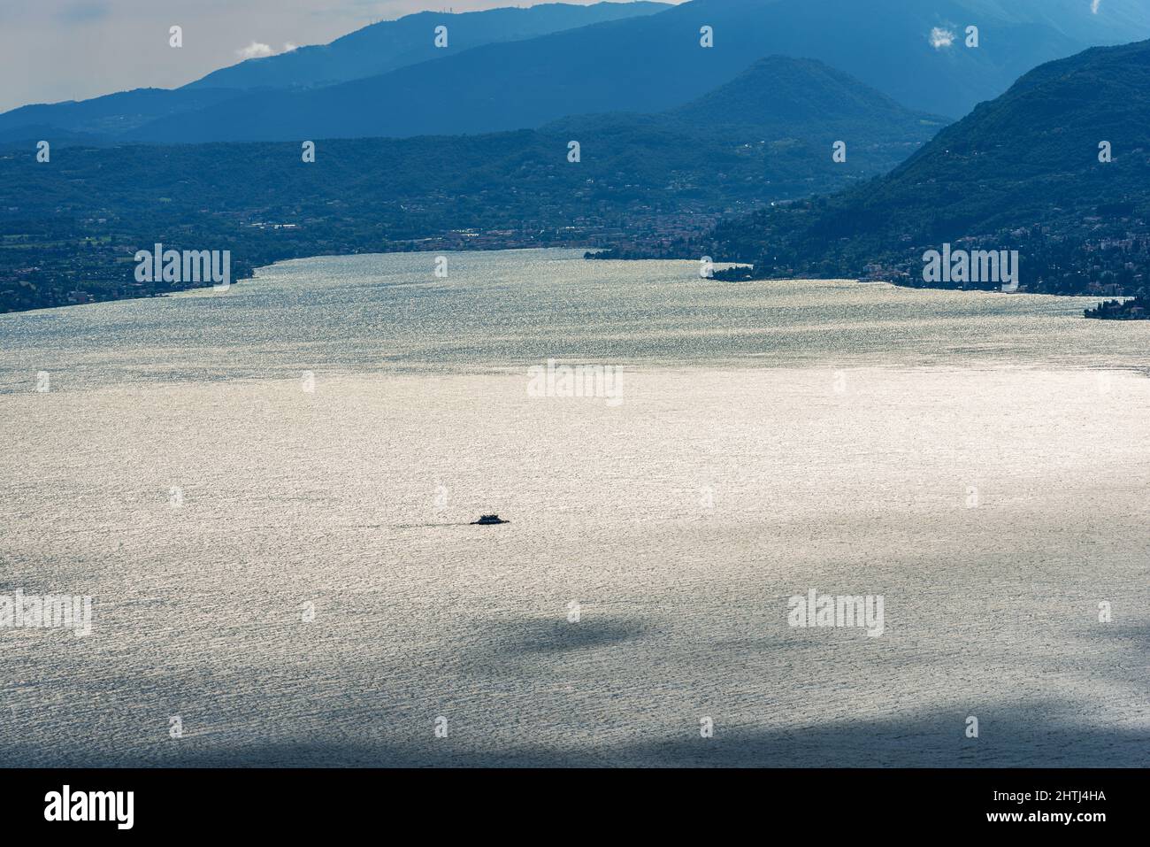 Vue aérienne du lac de Garde (Lago di Garda) avec la petite ville de Salo, Lombardie, vue depuis le mont Baldo (Monte Baldo), San Zeno di Montagna. Banque D'Images