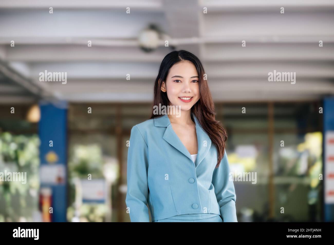 femme entrepreneur montrant un visage souriant heureux. Banque D'Images