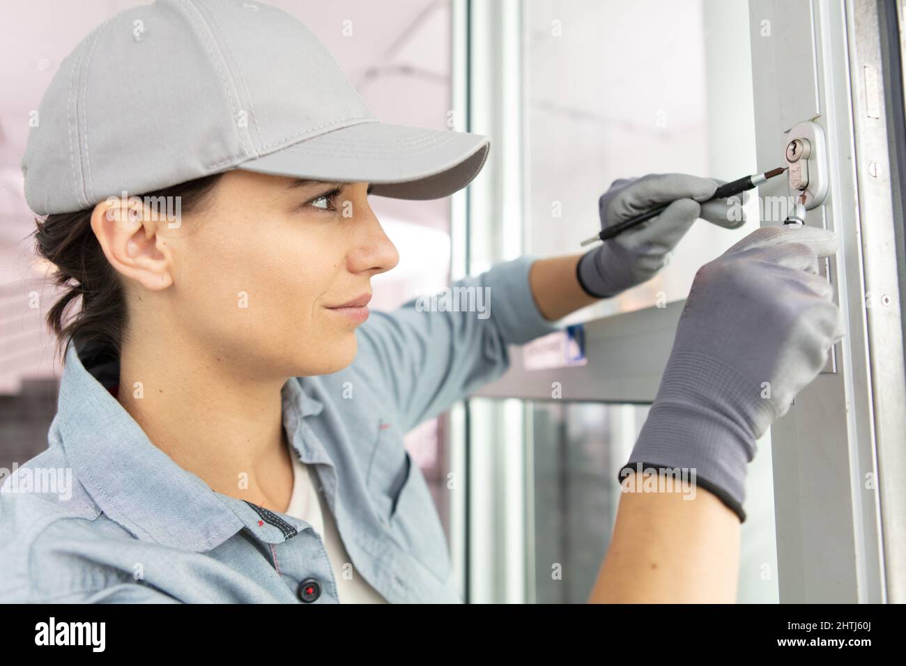 femme installant une fenêtre dans une nouvelle maison Banque D'Images