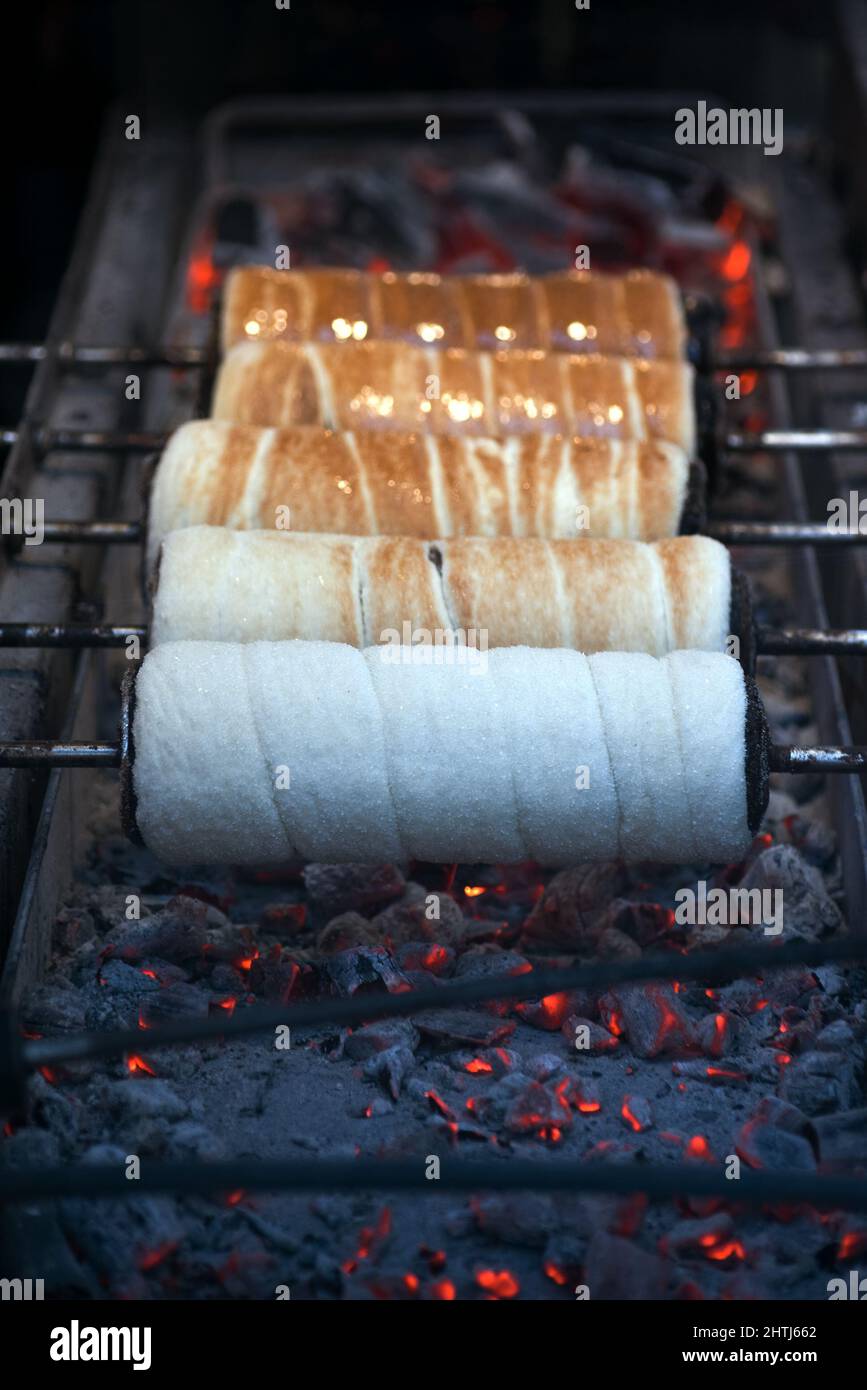 Cuisson d'un gâteau à la broche (Kurtosh Kalach hongrois) dans un four à charbon de bois Banque D'Images