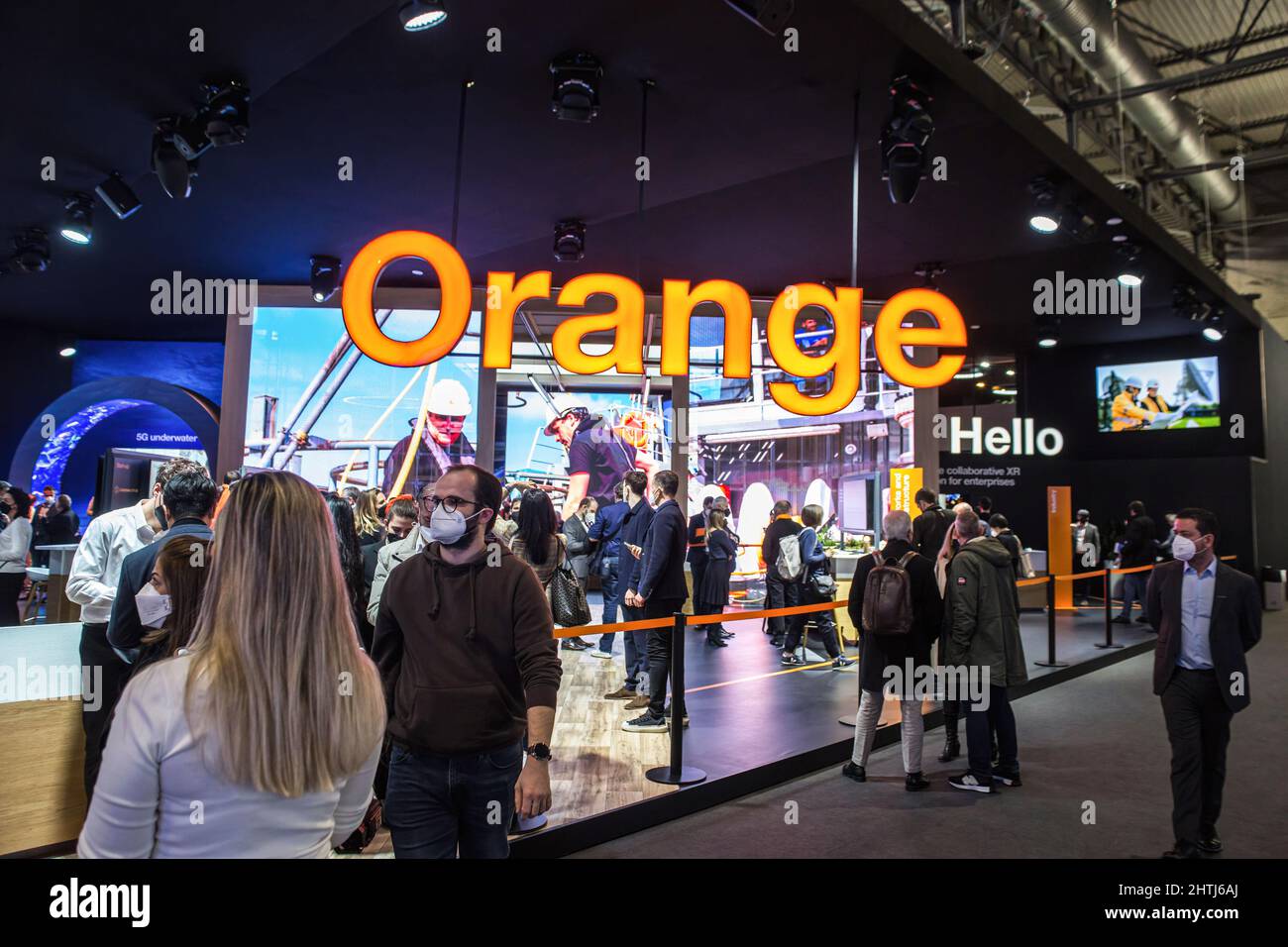 Barcelone, Espagne. 28th févr. 2022. Un stand Orange vu pendant la première journée du Mobile World Congress 2022 (MWC) à la Fira de Barcelona. Crédit : SOPA Images Limited/Alamy Live News Banque D'Images
