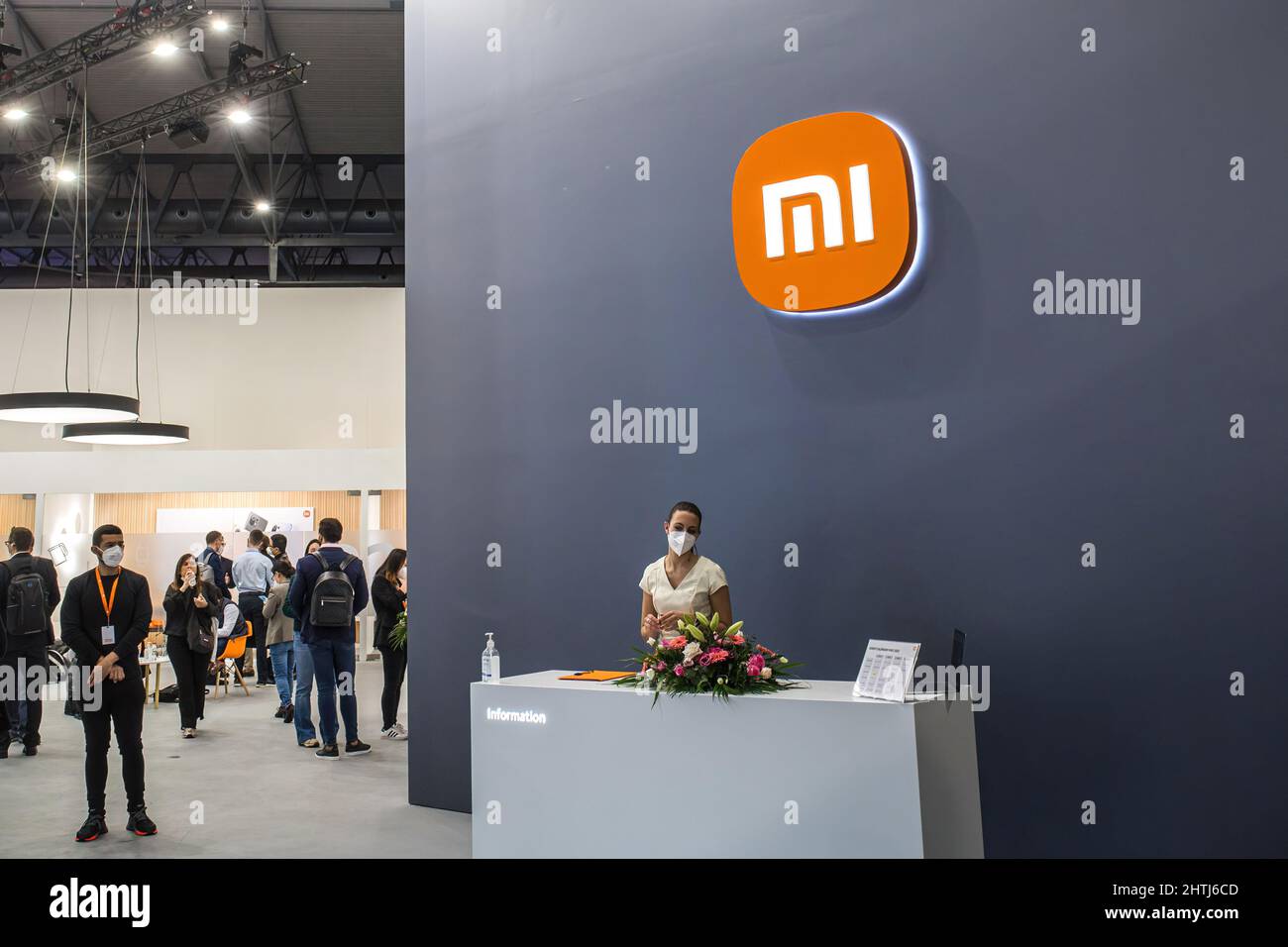 Barcelone, Espagne. 28th févr. 2022. Le stand de Xiaomi vu pendant la première journée du Mobile World Congress 2022 (MWC) à la Fira de Barcelona. Crédit : SOPA Images Limited/Alamy Live News Banque D'Images