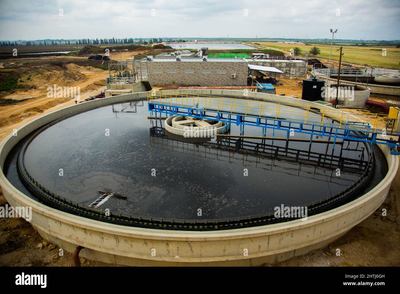 Bassins de sédimentation secondaires les boues sont éliminées pour le traitement des boues. Installation de traitement des eaux usées. L'eau traitée est ensuite utilisée pour l'irrigation Banque D'Images