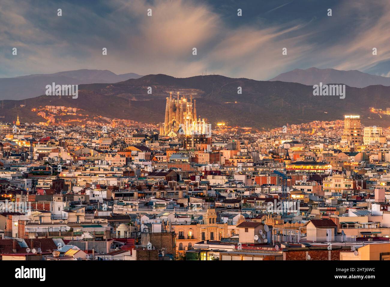 Vue nocturne de la ville avec église de la basilique de la Sagrada Familia, Barcelone, Catalogne, Espagne Banque D'Images