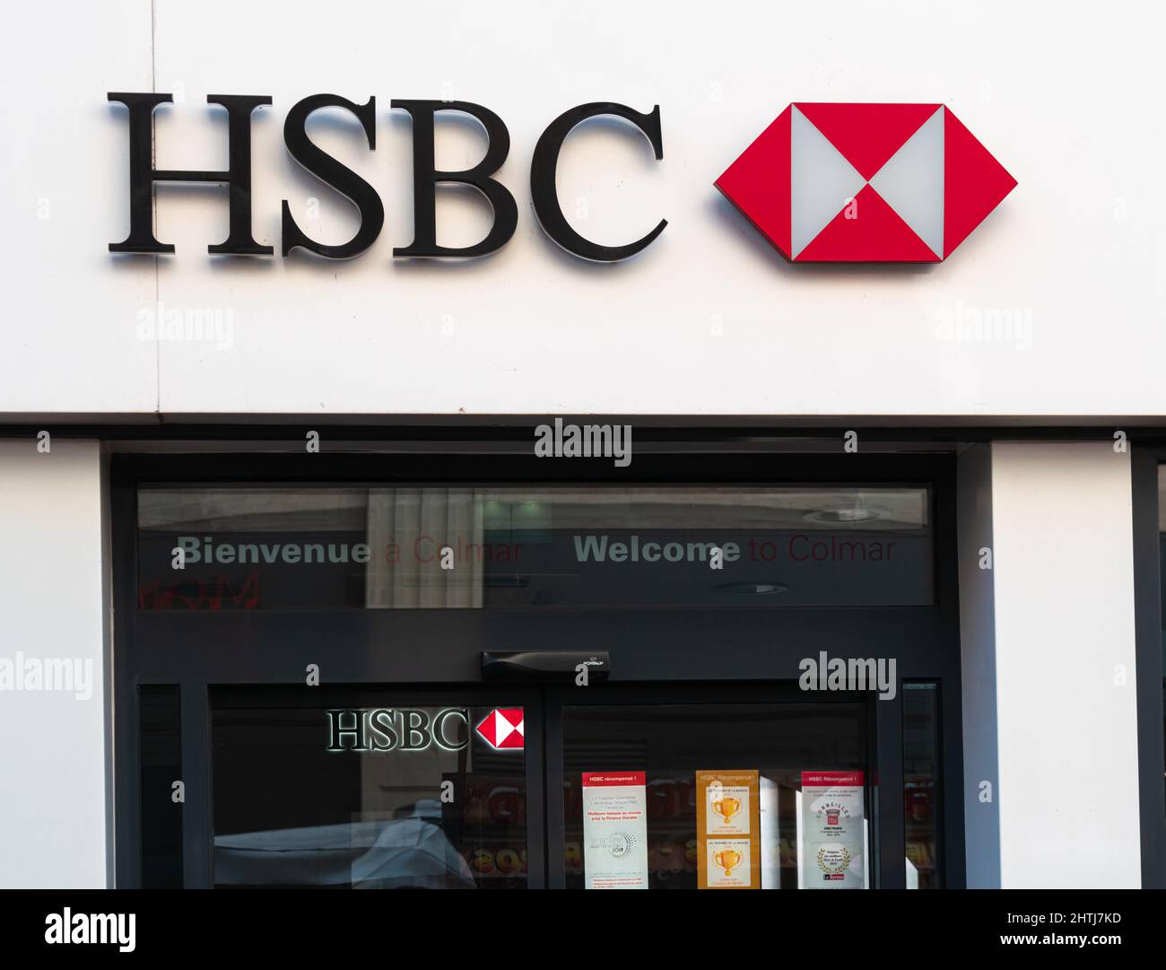 Colmar, France - 13 décembre 2021 : HSBC Holdings est une banque d'investissement multinationale britannique et une société de portefeuille de services financiers. C'est la deuxième Banque D'Images