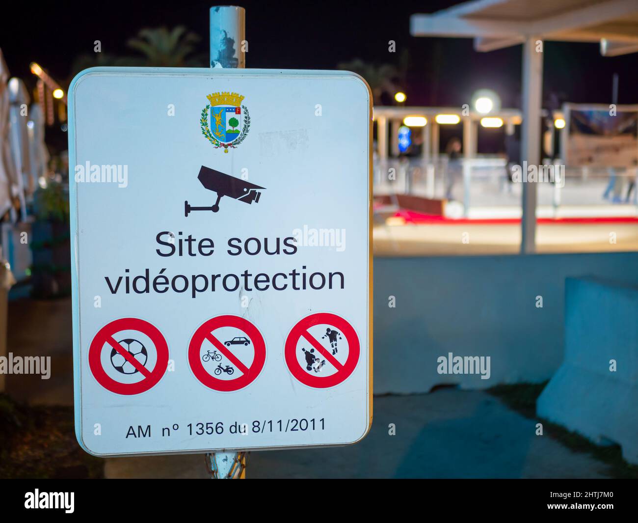 Menton, France - 6 décembre 2021: Traduction: Site sous protection vidéo. Panneau d'avertissement dans la ville de Menton, assurant la sécurité de la Christma Banque D'Images