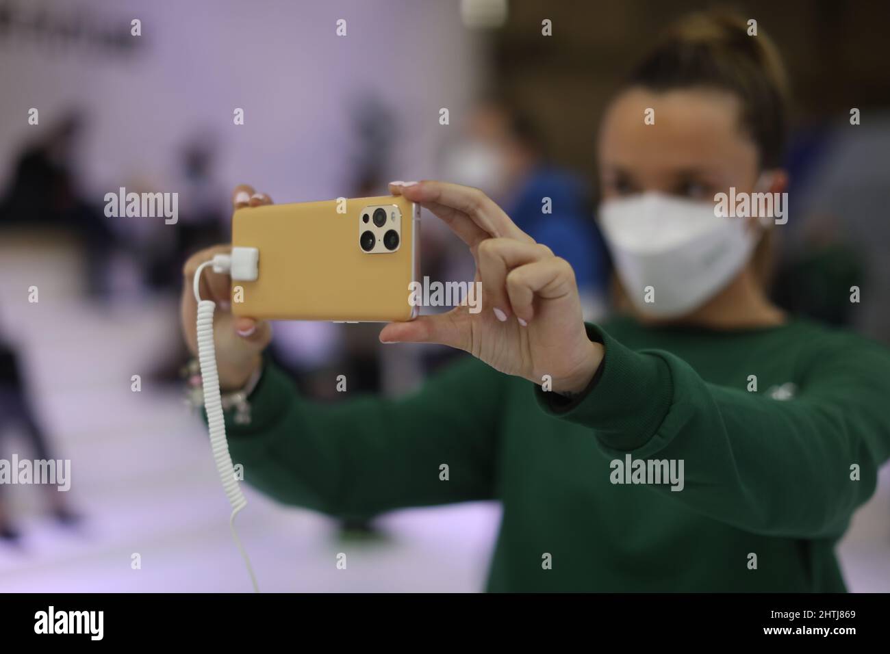 Barcelone, Espagne. 28th févr. 2022. Un membre du personnel manipule un  smartphone OPPO Cybe Real 2,0 sur son stand le jour de l'ouverture lors du Mobile  World Congress (MWC), le salon annuel