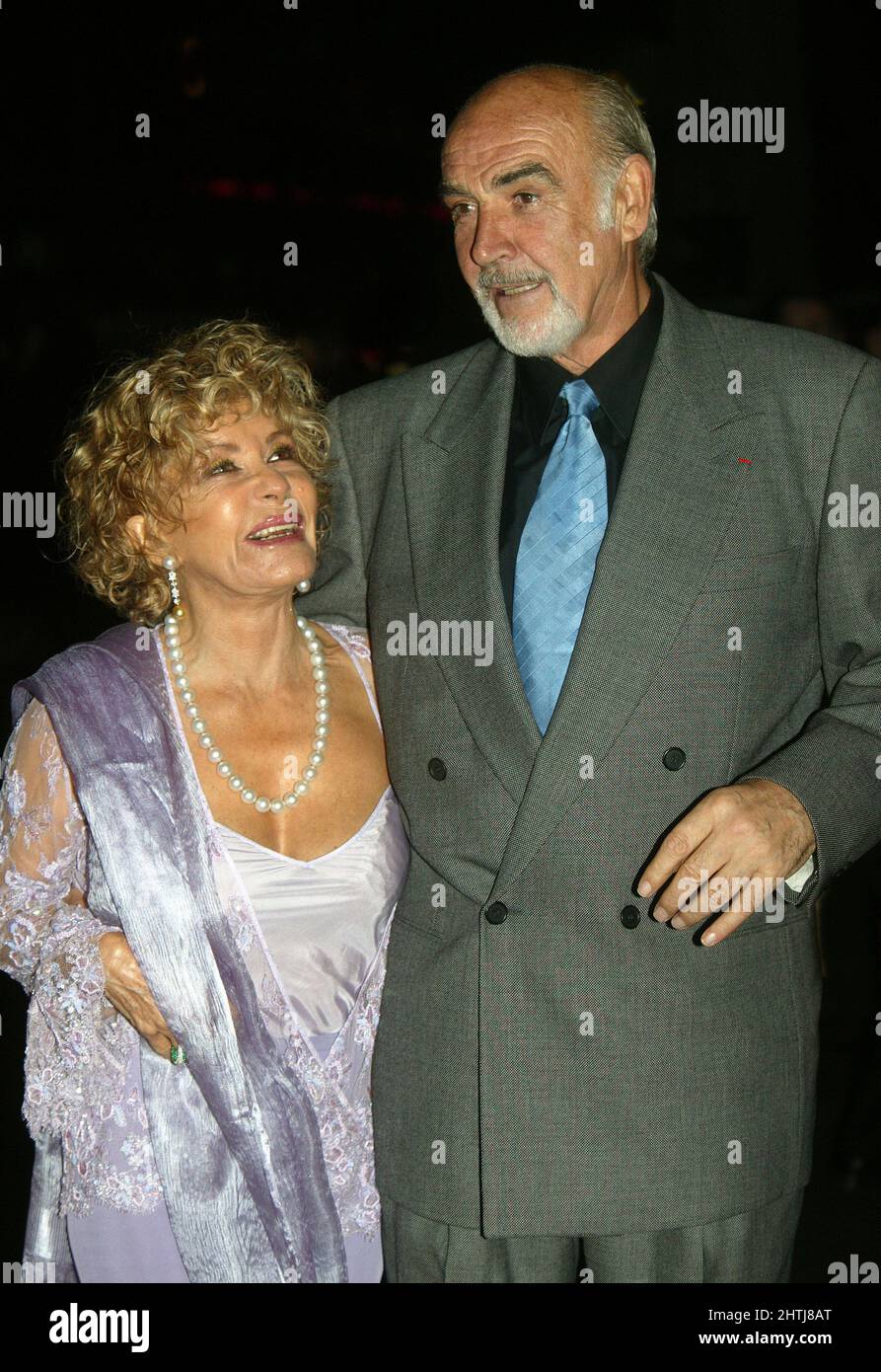 Sean Connery avec sa femme Micheline Roquebrune lors de la première à Londres de son nouveau film LEAGUE OF GENTLEMEN 29th sept 2003 Banque D'Images