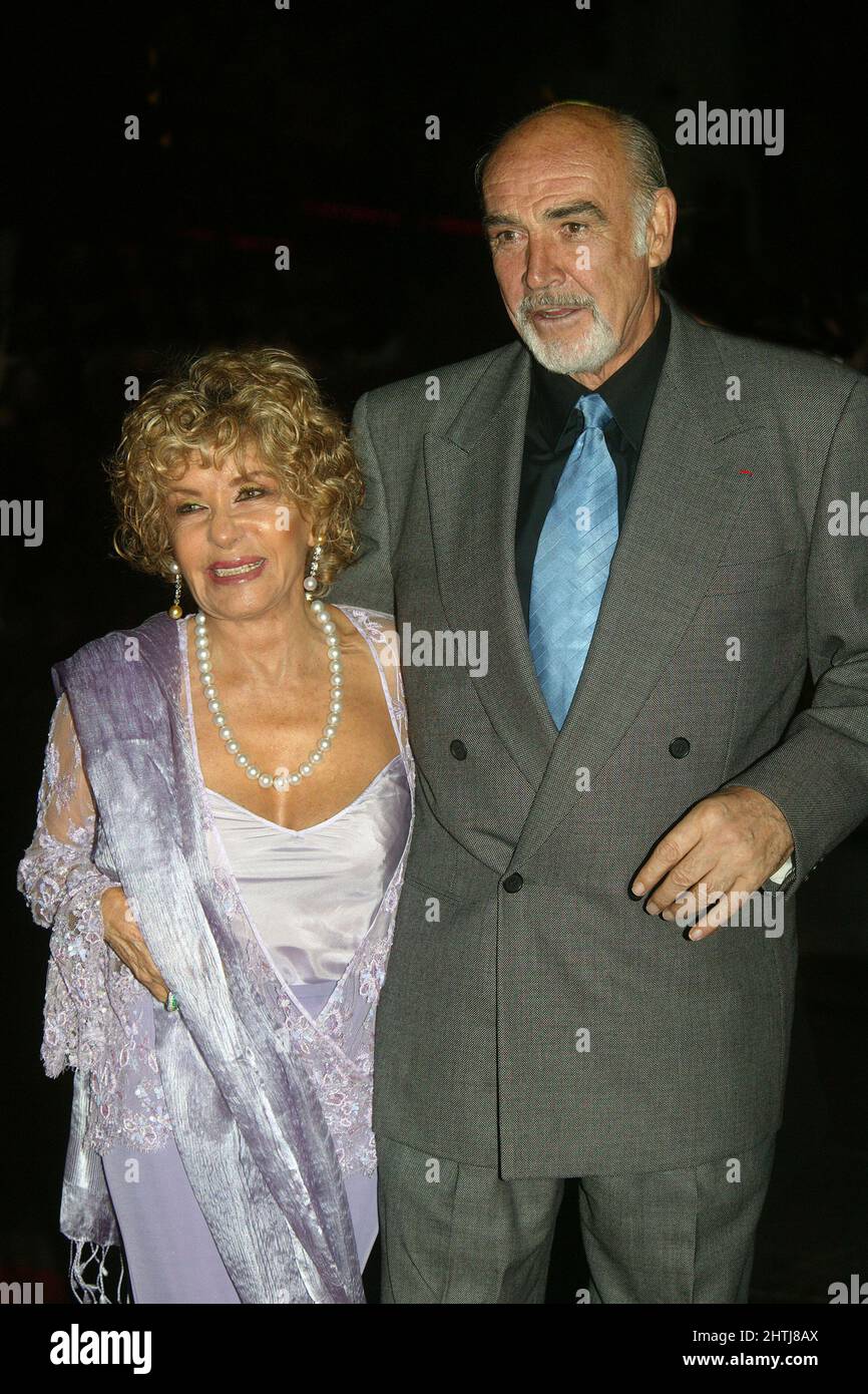 Sean Connery avec sa femme Micheline Roquebrune lors de la première à Londres de son nouveau film LEAGUE OF GENTLEMEN 29th sept 2003 Banque D'Images