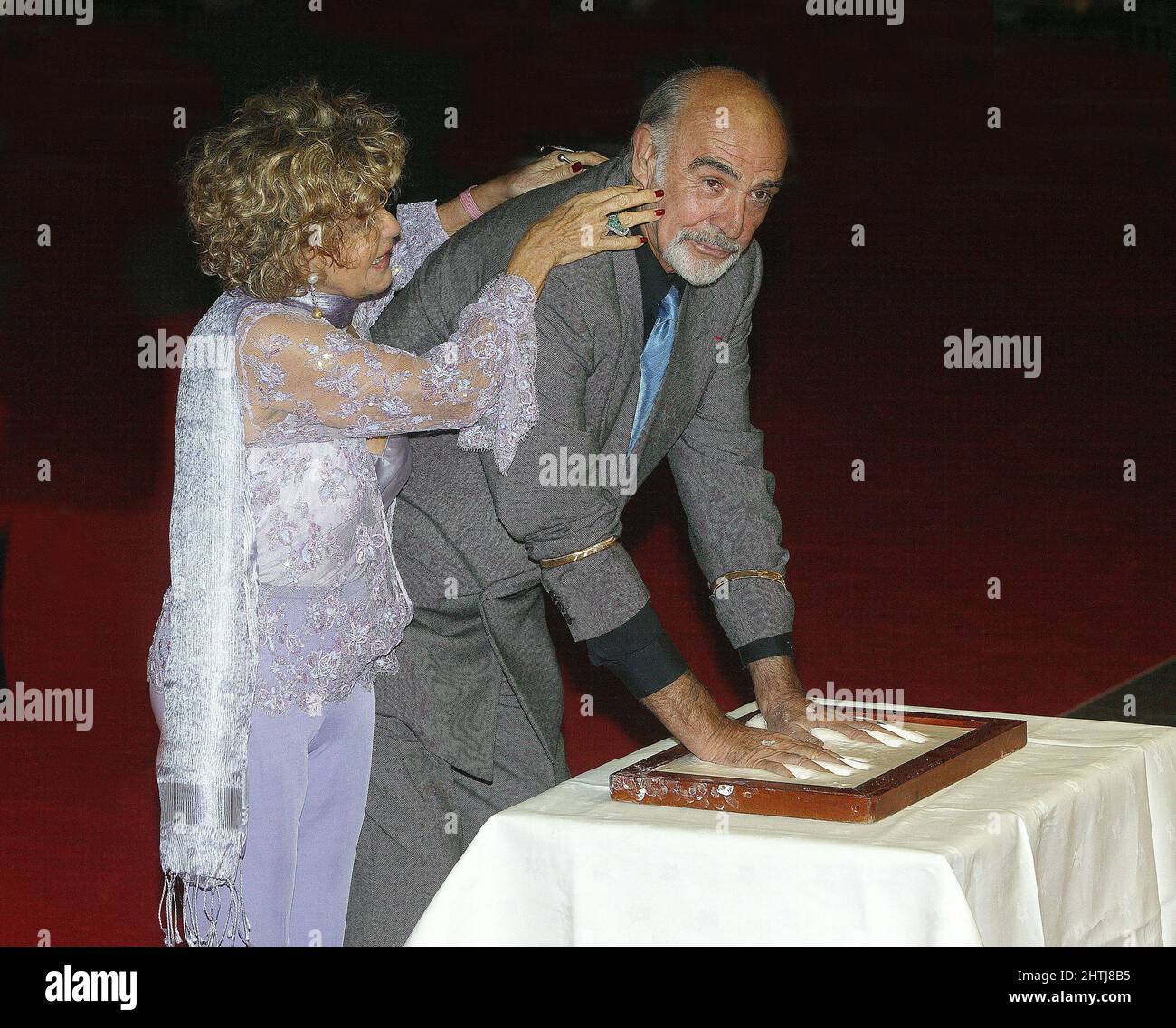 Sean Connery avec sa femme Micheline Roquebrune lors de la première à Londres de son nouveau film LEAGUE OF GENTLEMEN 29th sept 2003 Banque D'Images