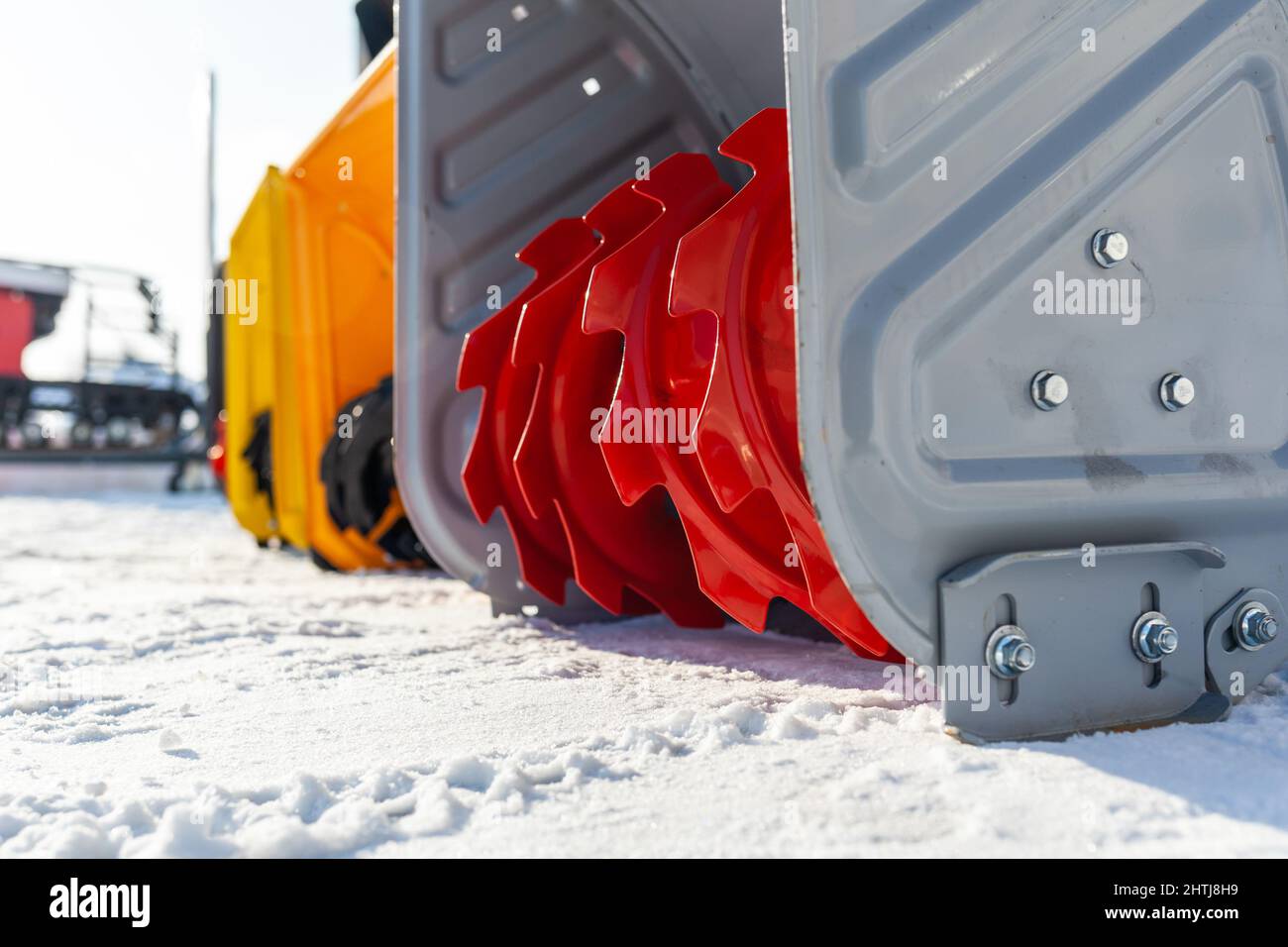 Un nouveau chasse-neige à essence est en vente.Mécanisme de déneigement.Un dispositif pour enlever la neige à la maison en hiver. Banque D'Images