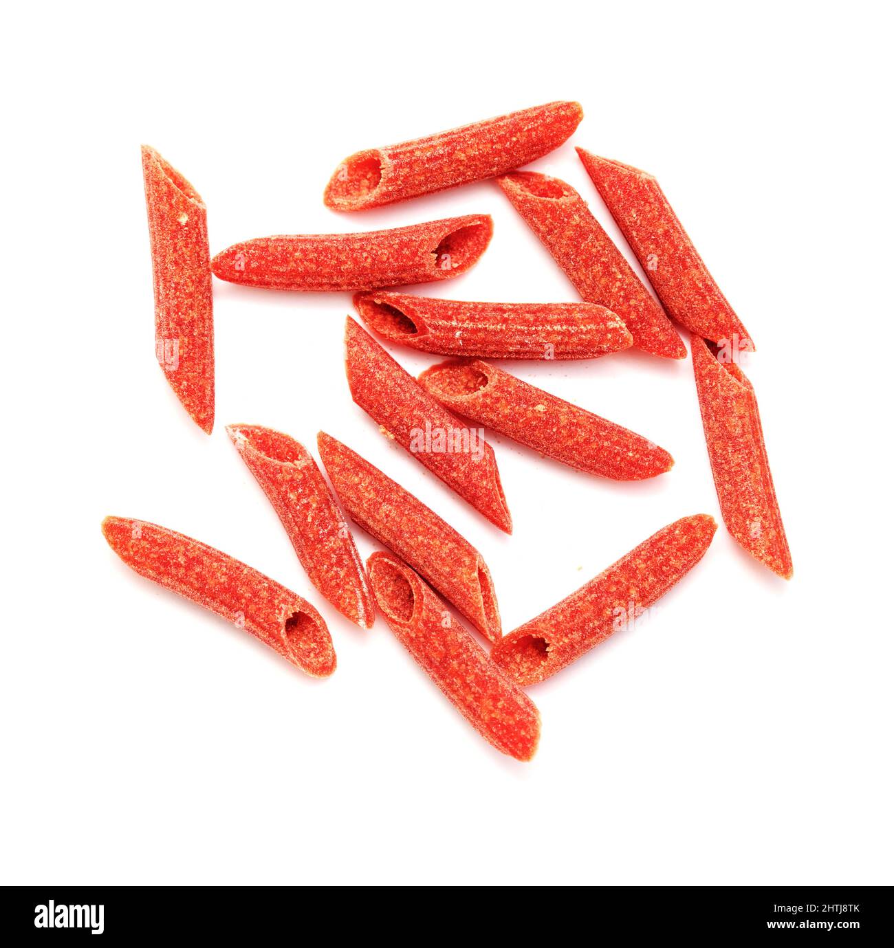 Pâtes Penne sèches avec coloration naturelle de betterave rouge isolée sur fond blanc Banque D'Images