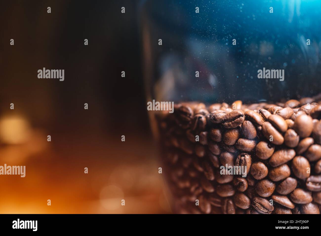 grains de café frais arabica ou robusta bruns en verre dans le café Banque D'Images