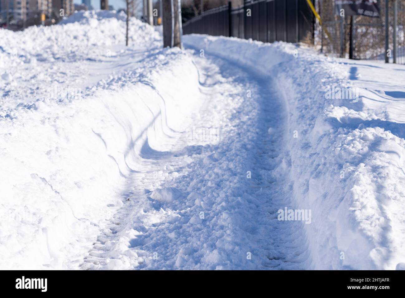 Trottoir nettoyé mécaniquement après une tempête de neige Banque D'Images