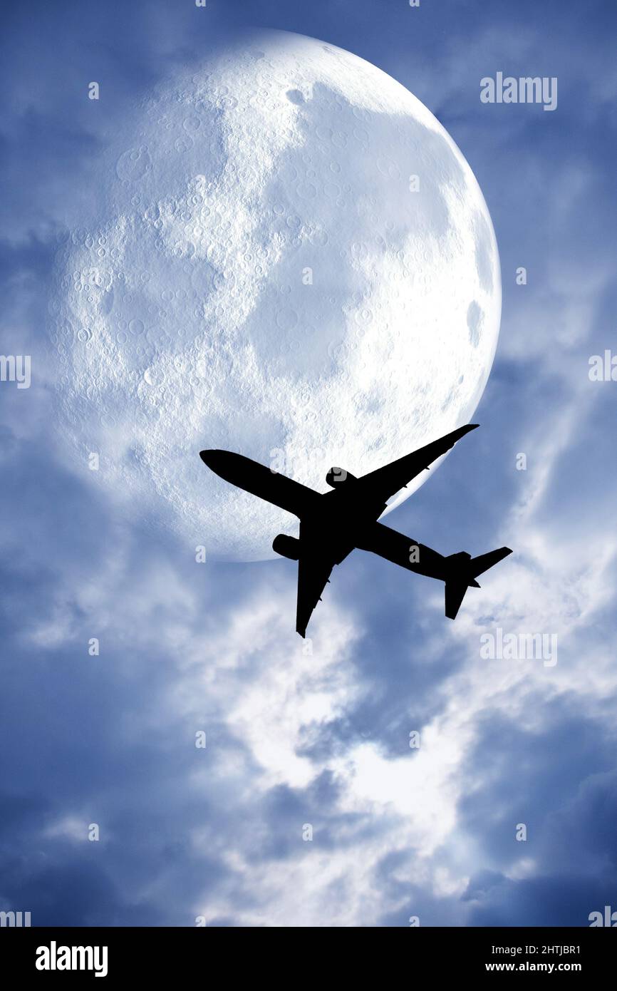 avion volant en face de la lune Banque D'Images
