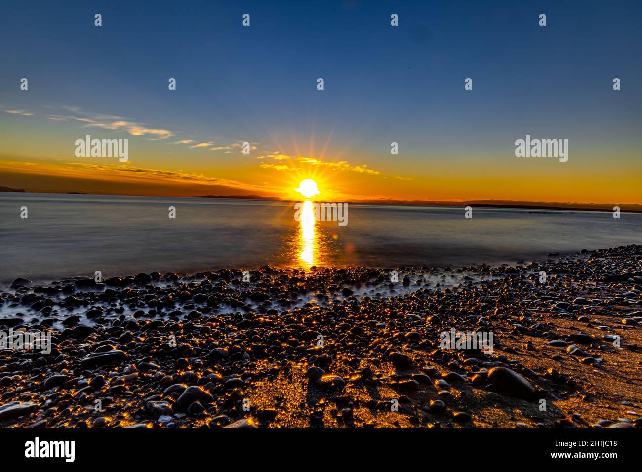 La plage de White Rock en Colombie-Britannique, au Canada, au coucher du soleil Banque D'Images