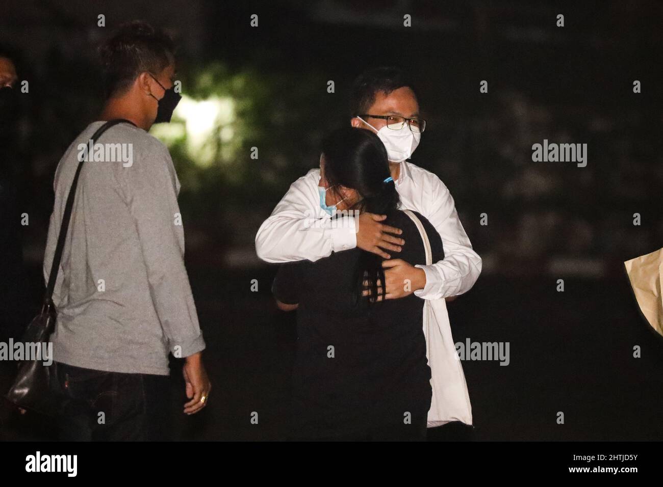 Bangkok, Thaïlande. 28th févr. 2022. Arnon Nampa embrasse sa mère après avoir été libérée sous caution lors d'un procès de la majesté lese. (Credit image: © Edirach Toumlamoon/Pacific Press via ZUMA Press Wire) Banque D'Images