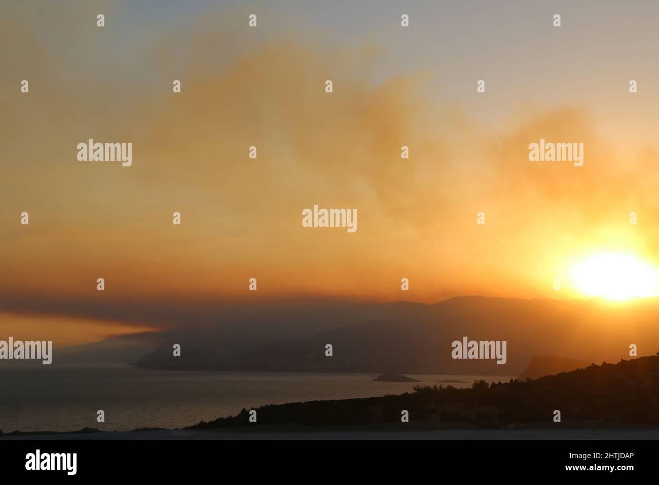 De lourds nuages de fumée s'élèvent d'un feu de forêt massif. Paysage photo de ciel. Banque D'Images