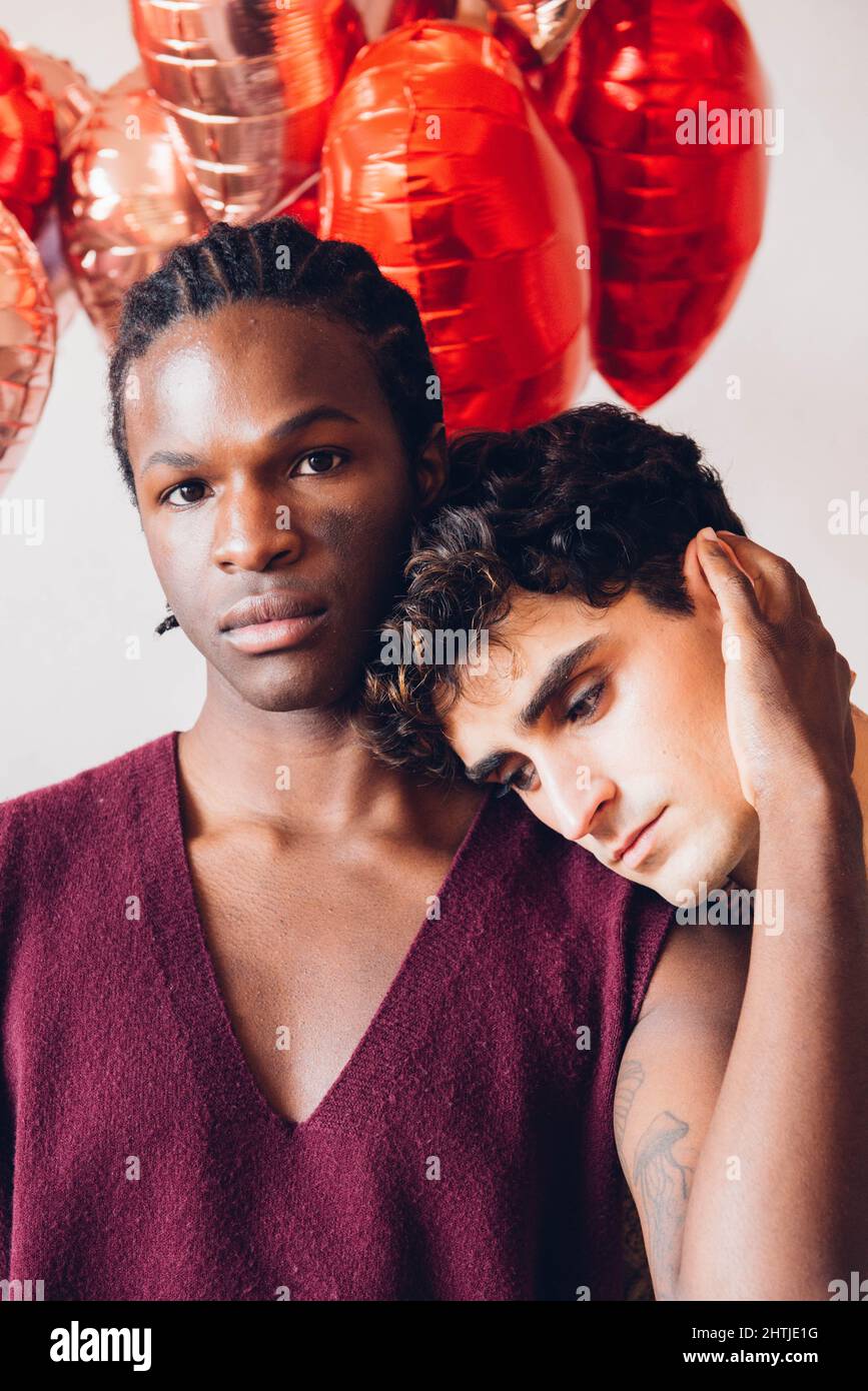 Couple Homo Multiracial Tendresse Banque De Photographies Et Dimages à Haute Résolution Alamy