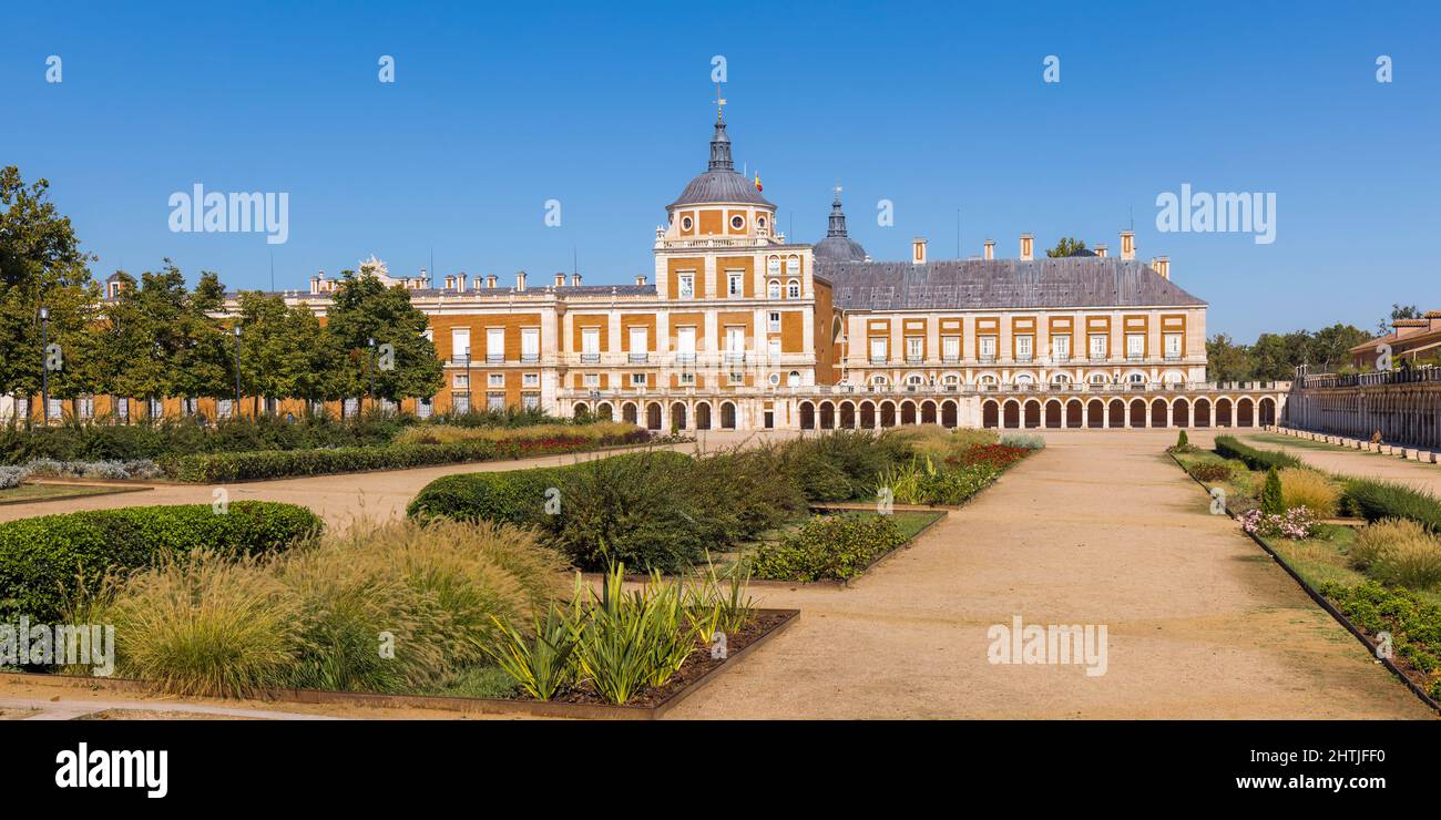 Le Palais Royal d'Aranjuez vu de l'autre côté de la Plaza de Parejas, Aranjuez, Communauté de Madrid, Espagne. Le palais fait partie du réseau culturel d'Aranjuez Banque D'Images