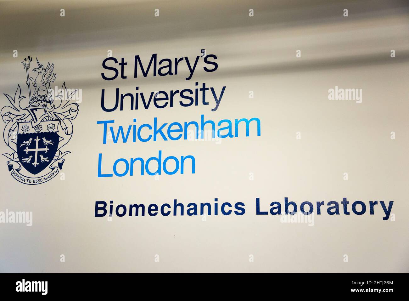 Le logo de l'Université sur un panneau à l'Université St Mary / Saint Marys, laboratoire de biomécanique de Twickenham. ROYAUME-UNI (128) Banque D'Images