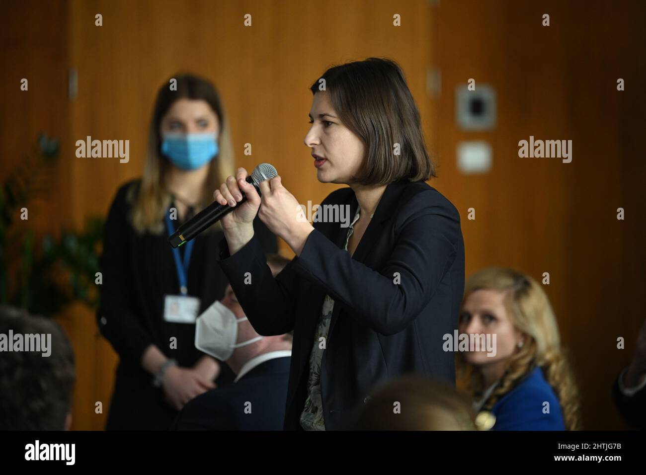 Le journaliste ukrainien Daria Kaleniuk pose une question lors d'une conférence de presse du Premier ministre Boris Johnson à l'ambassade britannique à Varsovie, en Pologne, après sa rencontre avec le Premier ministre polonais Mateusz Morawiecki. Date de la photo: Mardi 1 mars 2022. Banque D'Images