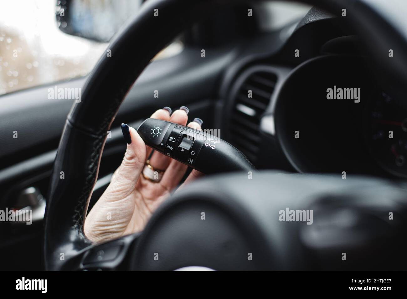 Éteignez les lumières d'une voiture. Indicateur de direction intégré à la voiture Banque D'Images