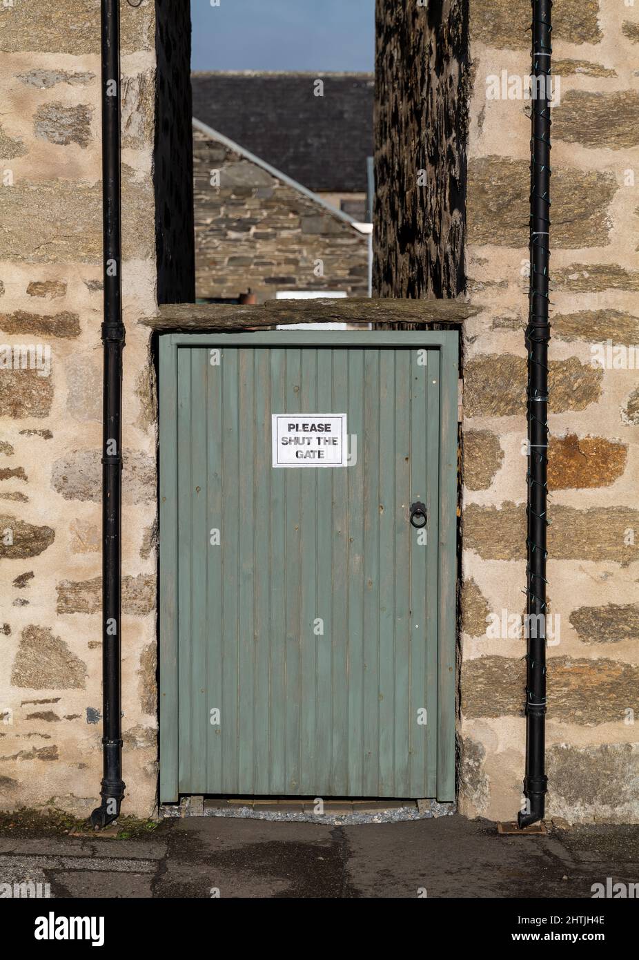 4 février 2022. Keith, Moray, Écosse. C'est une porte à une voie dans Keith avec les mots - s'il vous plaît fermer ( Fermer ) la porte. Banque D'Images