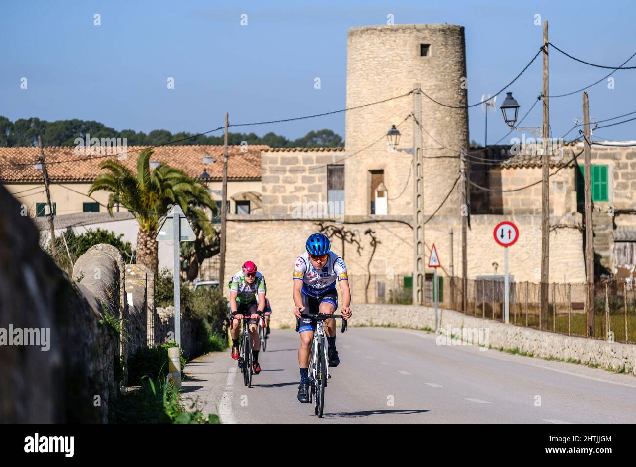 Cyclistes en face du moulin de XIM, montée à Puig de Cura, Randa, Majorque, Iles Baléares, Espagne Banque D'Images