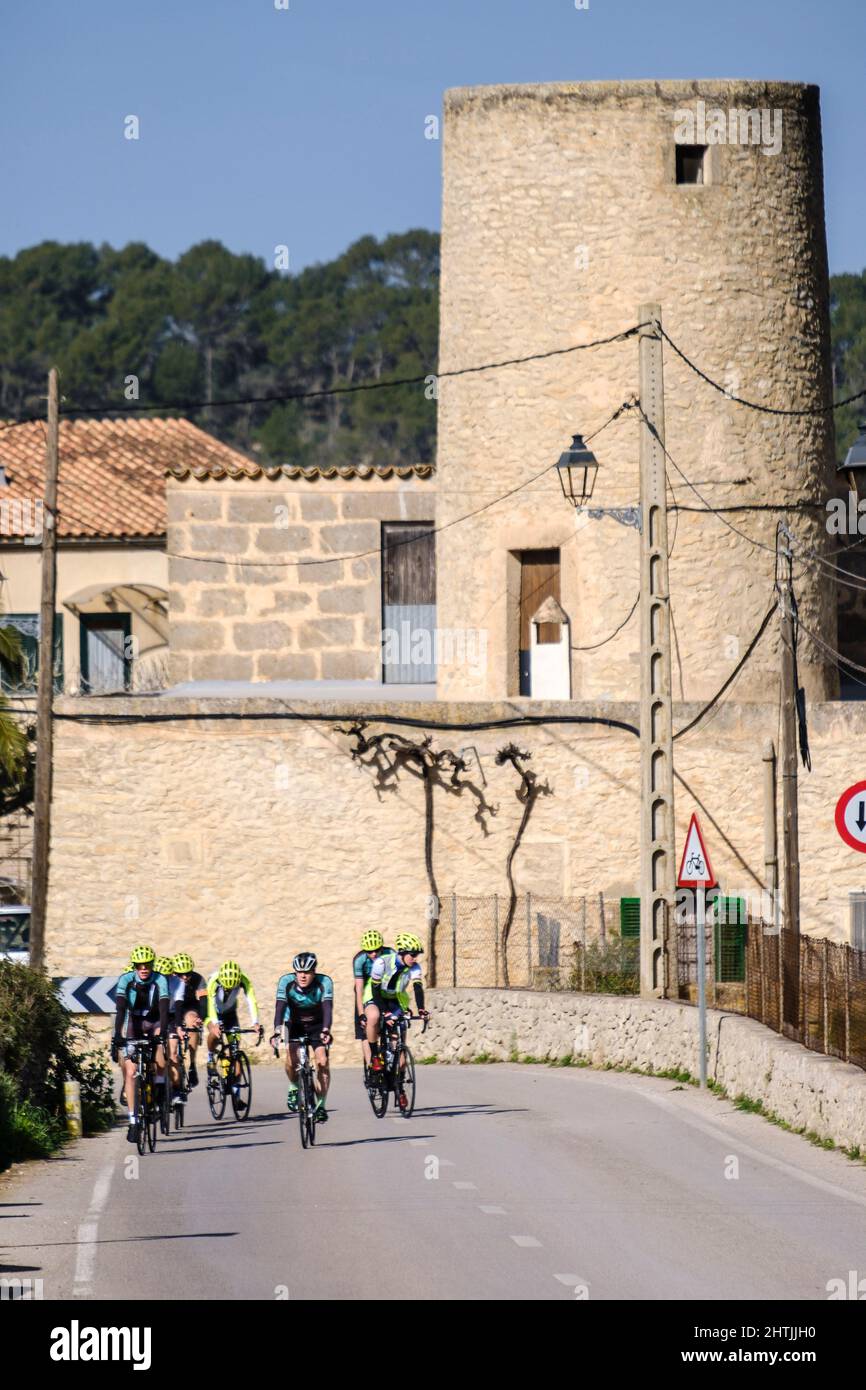 Cyclistes en face du moulin de XIM, montée à Puig de Cura, Randa, Majorque, Iles Baléares, Espagne Banque D'Images