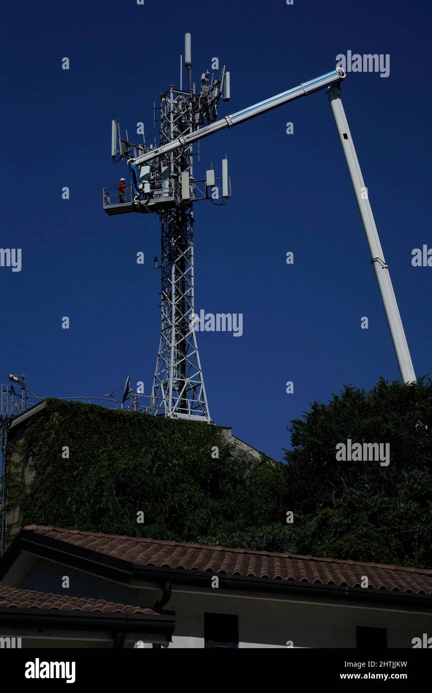 Maintenance d'une antenne d'émetteur pour les communications mobiles, Milan, Lombardie, Italie, Europe Banque D'Images