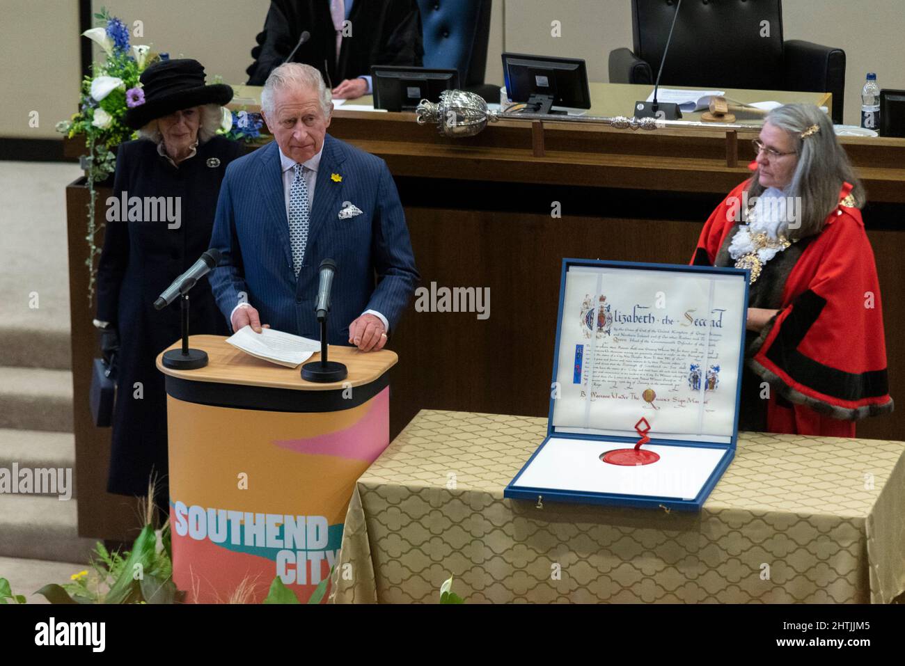 Civic Center, Southend on Sea, Essex, Royaume-Uni. 1st mars 2022. Le Prince Charles et Camilla, duchesse de Cornwall, ont assisté à une réunion officielle du conseil pour présenter les lettres patentes de la Reine au maire de Southend, Margaret Borton. Le statut de ville a été accordé en hommage au député assassiné Sir David Amess, qui a fait campagne pour le titre au Parlement. Prince avec le maire Margaret Borton et lettres patentes Banque D'Images