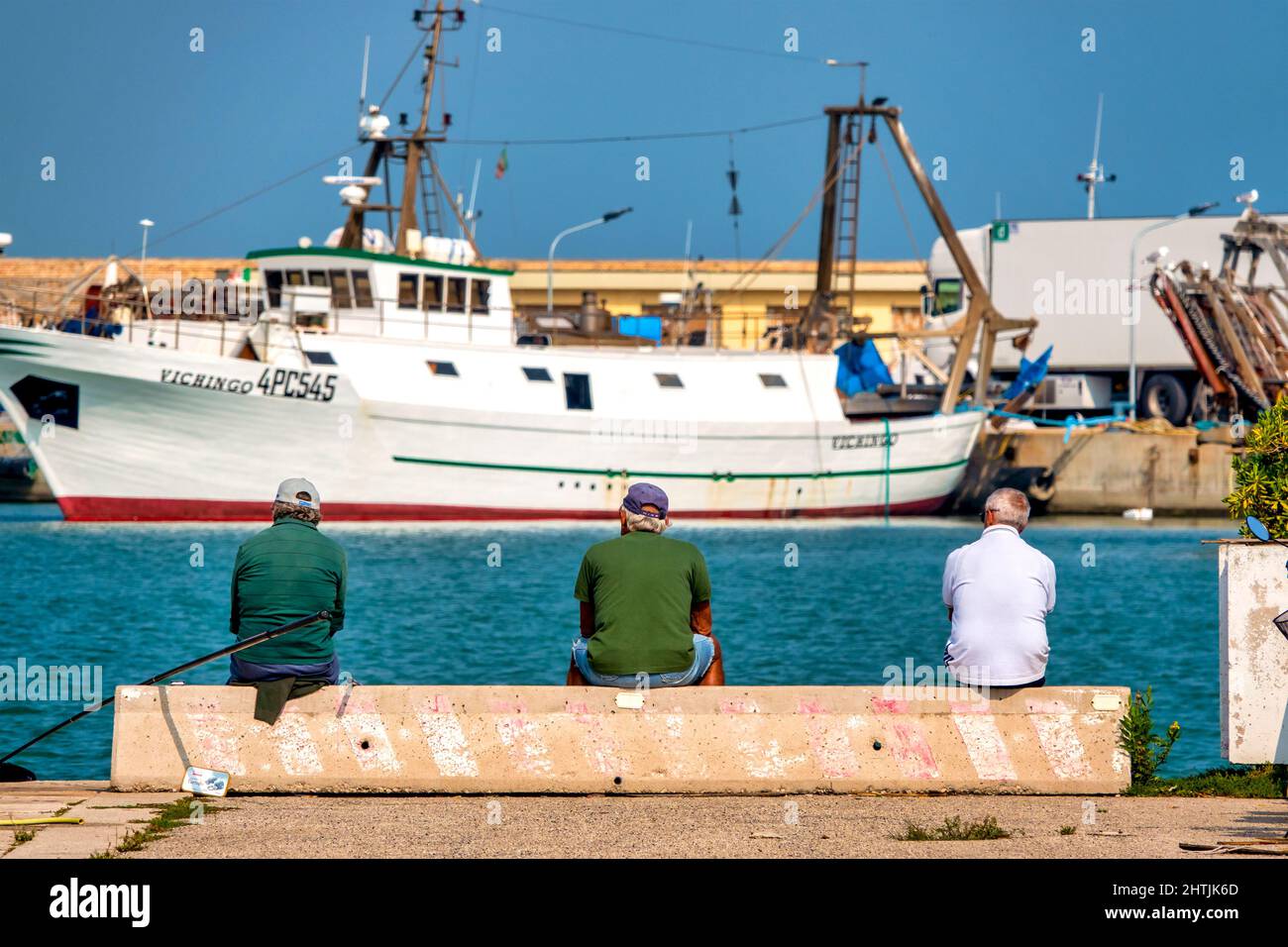 Les hommes de distance sociale dans le Molo dei Caliscendi, Giulianova, Italie Banque D'Images