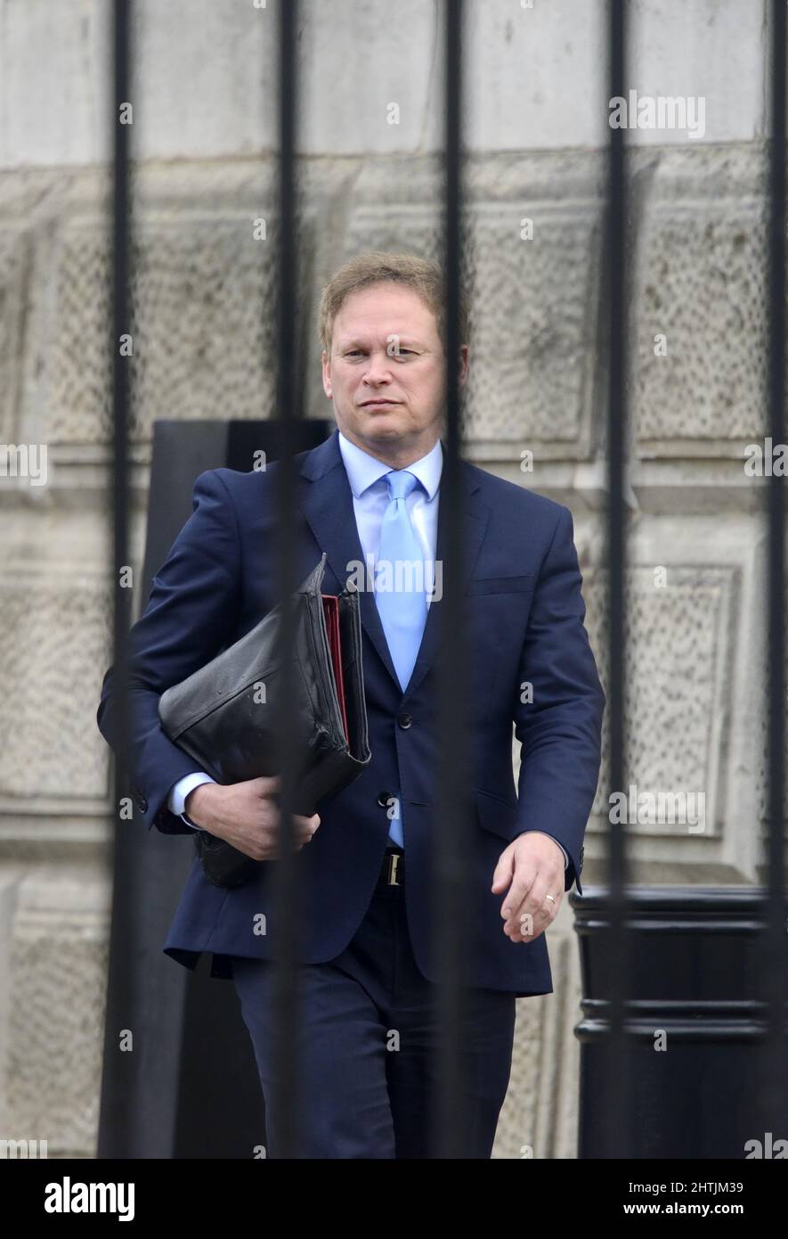 Grant Shapps MP (Secrétaire d'État aux Transports) - départ de Downing Street via Horse Guards Road après une réunion du Cabinet, 28th février 2022 Banque D'Images