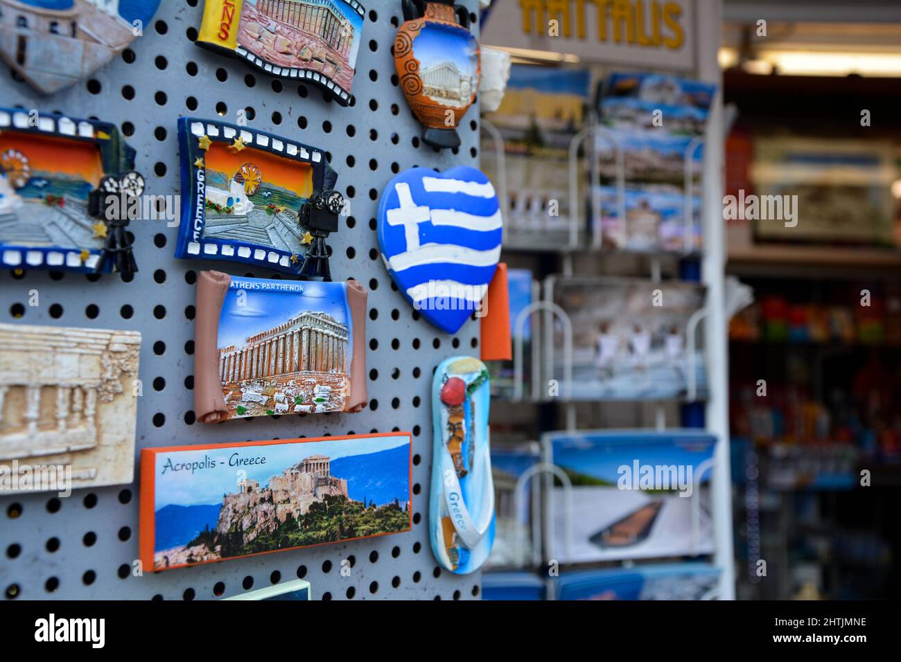 Aimant souvenir ou badge avec texte grec et drapeau national parmi différents. Voyager en Grèce conceptuel Banque D'Images