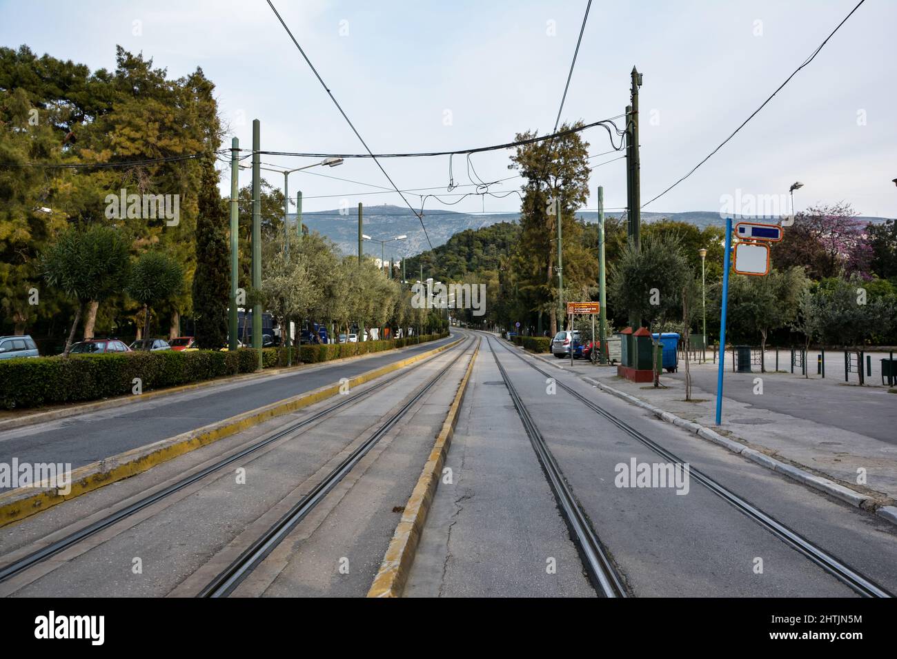 Fragment de voies de tram sur la rue, routes libres. Un moment sans voitures, une route vide. Tout le monde reste à la maison Banque D'Images