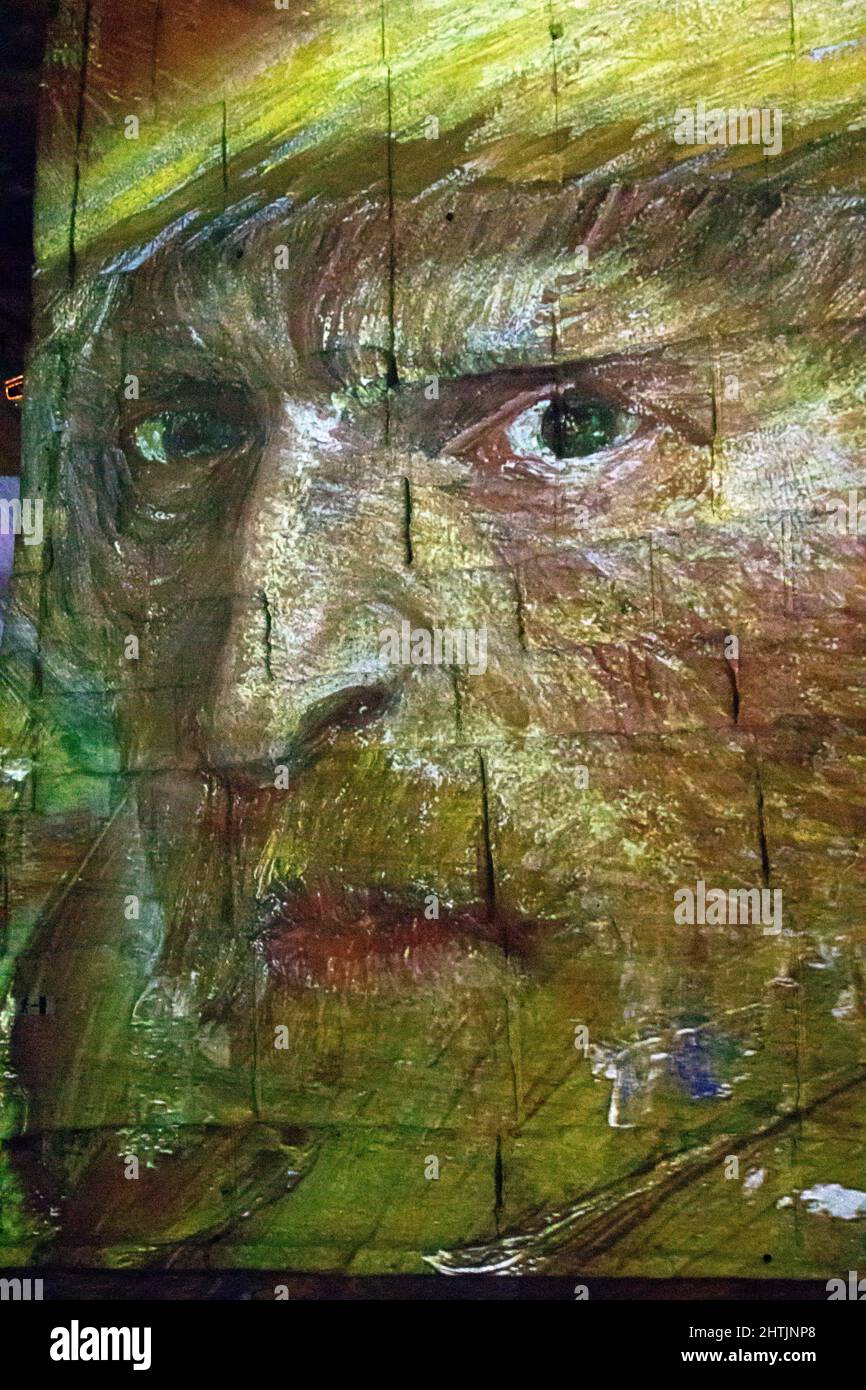Exposition numérique immersive dans une monnaie monumentale de lumières. Projection: Van Gogh, la nuit étoilée. Les Baux de Provence, Provence, France Banque D'Images