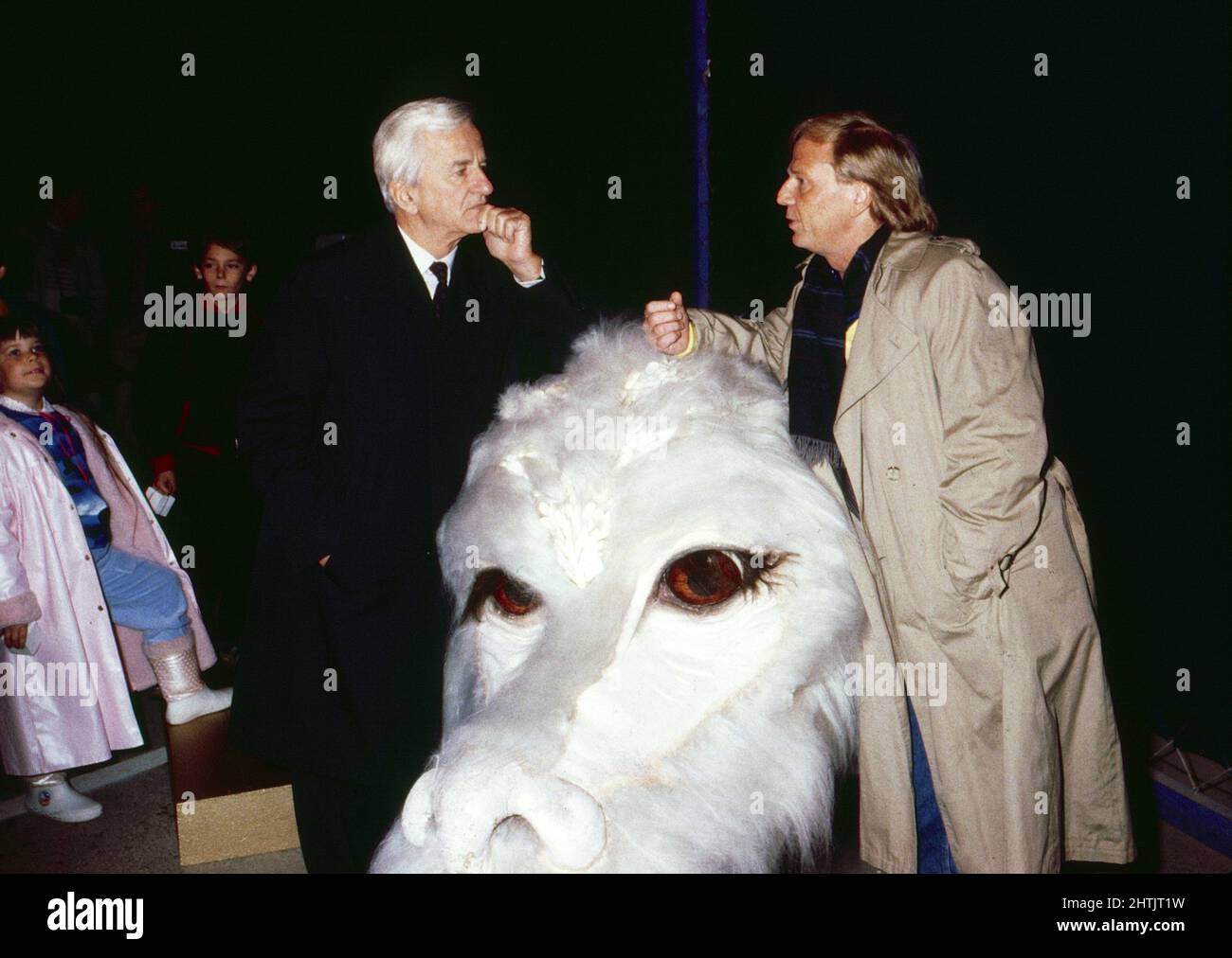 Richard von Weizsäcker, Bundespräsident von Deutschland, beim Besuch der Bavaria Filmstudios in München, hier im Gespräch mit Regisseur Wolfgang Petersen in der Kulisse von Petersen film: Die Unendliche Geschichte, in der Mitte ist der Kopf des Glücksdrachen Fuchur, 1984. Richard von Weizsäcker, Président fédéral de l'Allemagne, en visite dans les studios de cinéma de Bavière à Munich, ici parlant au réalisateur Wolfgang Petersen dans le cadre du film de Petersen: L'histoire de Neverending, au milieu est la tête du dragon chanceux Fuchur, 1984. Banque D'Images