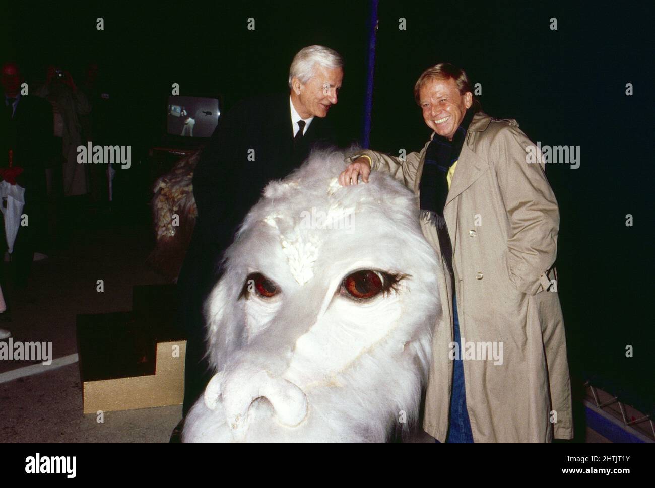 Richard von Weizsäcker, Bundespräsident von Deutschland, beim Besuch der Bavaria Filmstudios in München, hier im Gespräch mit Regisseur Wolfgang Petersen in der Kulisse von Petersen film: Die Unendliche Geschichte, in der Mitte ist der Kopf des Glücksdrachen Fuchur, 1984. Richard von Weizsäcker, Président fédéral de l'Allemagne, en visite dans les studios de cinéma de Bavière à Munich, ici parlant au réalisateur Wolfgang Petersen dans le cadre du film de Petersen: L'histoire de Neverending, au milieu est la tête du dragon chanceux Fuchur, 1984. Banque D'Images