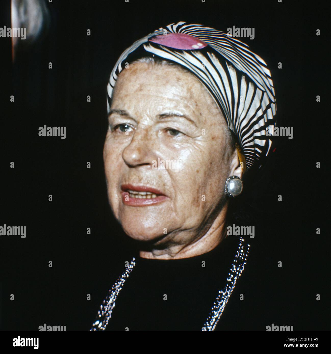 Paula Wessely, berühmte Filmschausspielerin und Theaterdarstellerin aus Österreich, Mutter von Schauspielin Christiane Hörbiger, große Erfolge auch als Darstellerin an legären Theatern: Wiener Burgtheater, Theatre in der Josefstadt U.a., BEI einer Verbiger Verstaltung, vers Wien 1977. Paula Wesely, célèbre actrice autrichienne, mère de l'actrice Christiane Hoerbiger, grandes réussites aussi comme actrice de scène dans des théâtres légendaires: Le Burgtheater de Vienne, le théâtre dans der Josefstadt et d'autres, ici à un événement à Vienne, vers 1977. Banque D'Images