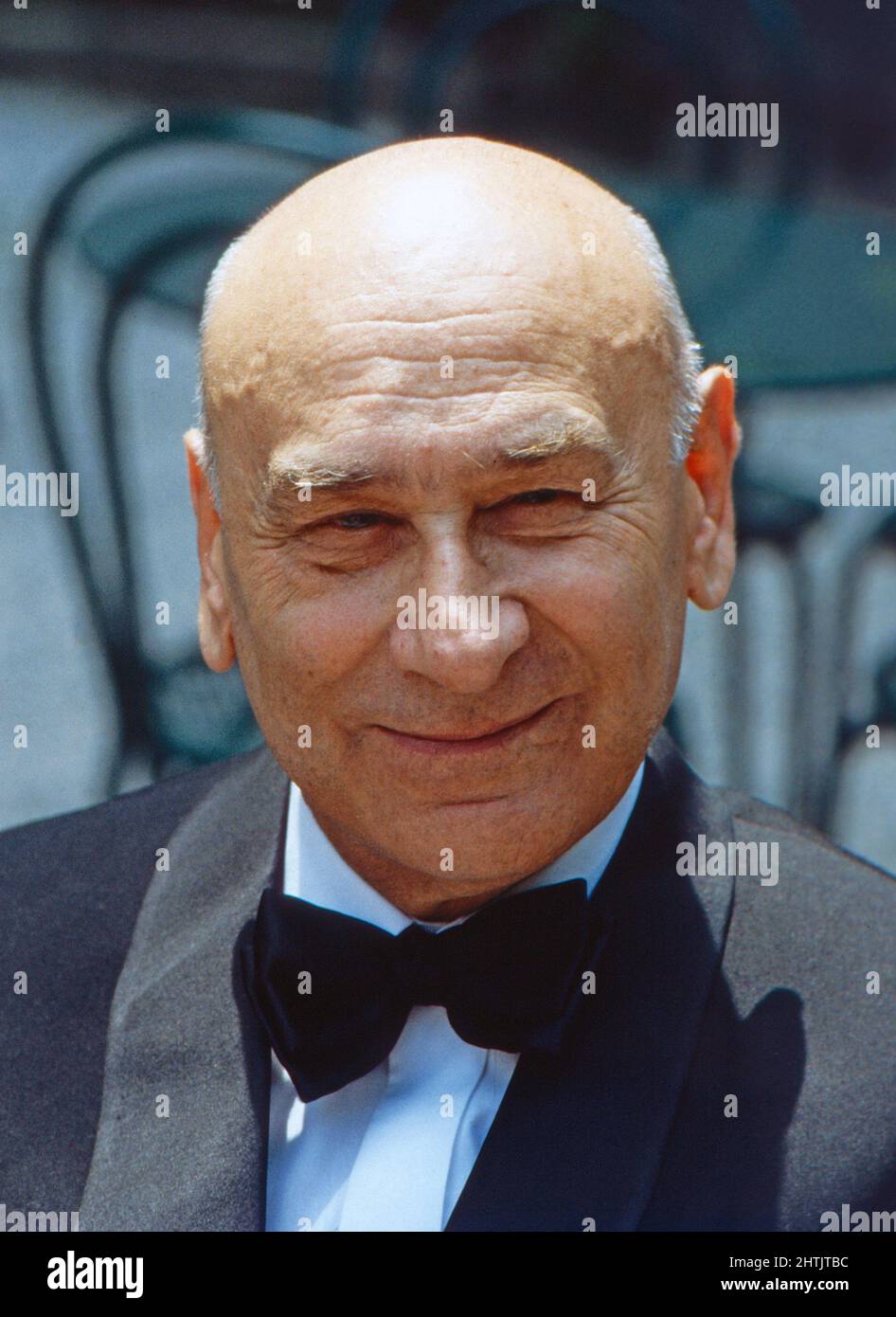 Rudolf Wesely, österreichischer Schauspieler, Regisseur, Synchronsprecher, Hörspielsprecher, Bühnenschauspieler und Ensemitglied der Münchner Kammerspiele, hier in der ZDF-Sendung: Stadtschreiber Matinee, Dichter unserer Zeit, rezitiert er aus dem Werk des Schiftstellers Albert Drach, 1989. Rudolf Wessely, acteur autrichien, réalisateur, artiste de doublage, narrateur de radio, Acteur de scène et membre d'ensemble du Muenchner Kammerspiele, ici dans le programme ZDF: Stadtschreiber Matinee, Dichter unserer Zeit, il raconte l'oeuvre de l'écrivain Albert Drach, 1989. Banque D'Images