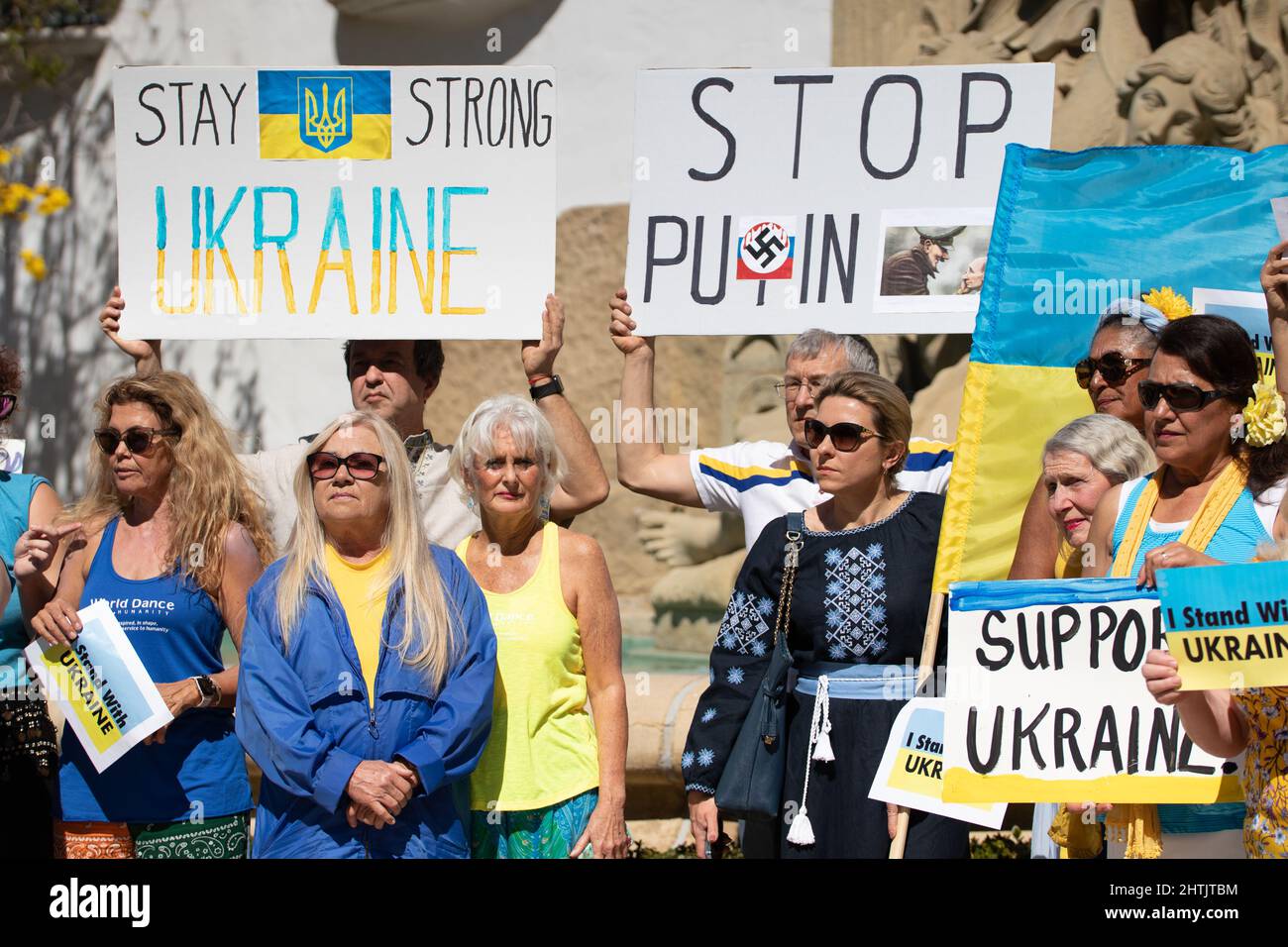 Santa Barbara, États-Unis. 28th févr. 2022. Rassemblement de Santa Barbara pour l'Ukraine au palais de justice du comté de Santa Barbara à Santa Barbara, CA, le 28 février 2022. Le rassemblement a eu lieu pour inviter tous les Ukrainiens, les Russes et les Américains de la région de Santa Barbara à venir exprimer leur soutien pour aider l'Ukraine à arrêter la guerre de Poutine. (Photo de Rod Rolle/Sipa USA) Credit: SIPA USA/Alay Live News Banque D'Images