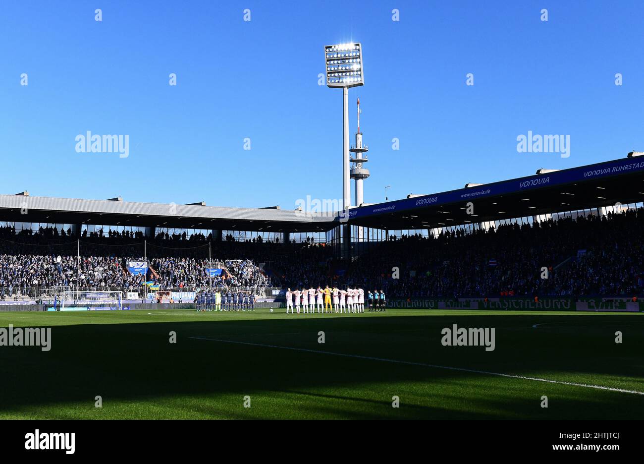 Bundesliga, Vonovia Ruhrstadion Bochum: VFL Bochum vs RB Leipzig; minute de silence sur la guerre en Ukraine Banque D'Images