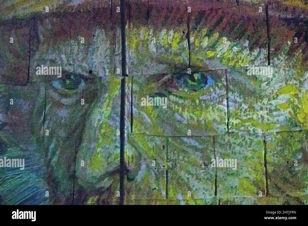 Exposition numérique immersive dans une monnaie monumentale de lumières. Projection: Van Gogh, la nuit étoilée. Les Baux de Provence, Provence, France Banque D'Images