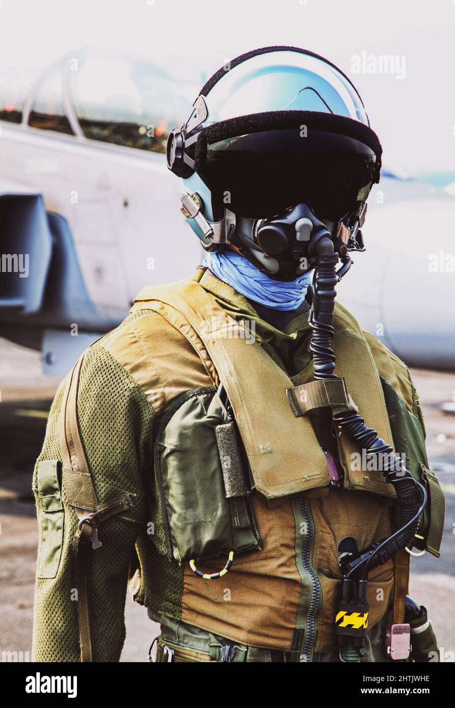 Pilote de chasse en casque et en costume avec masque à oxygène devant le chasseur. Banque D'Images
