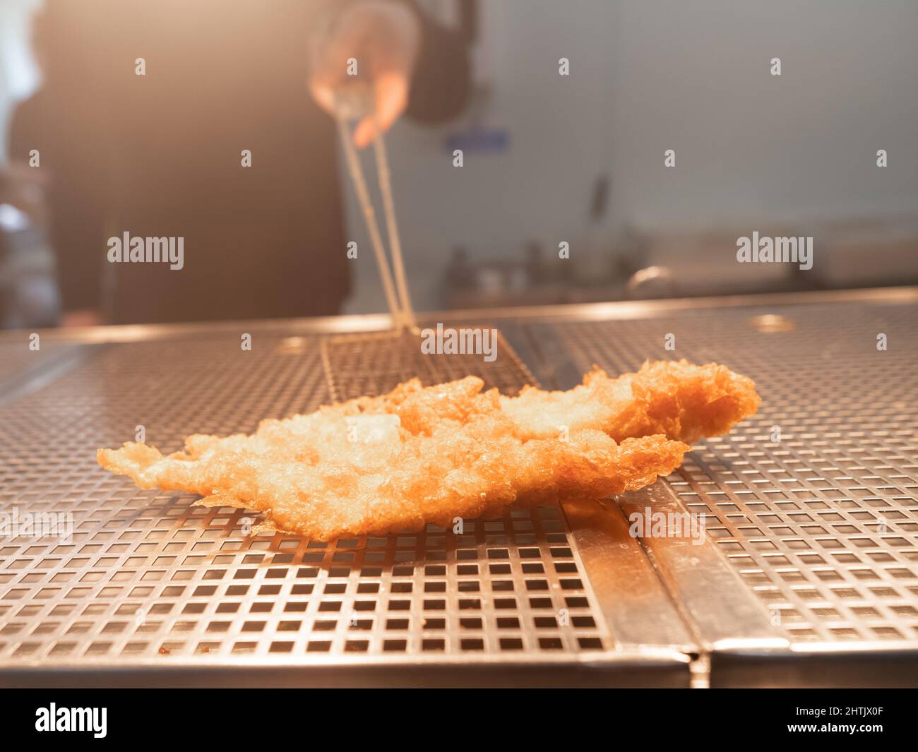 Poisson fraîchement frit dans une pâte dorée croustillante, au restaurant et plats à emporter Compo's Fish and Chip, Holmfirth, West Yorkshire. Banque D'Images