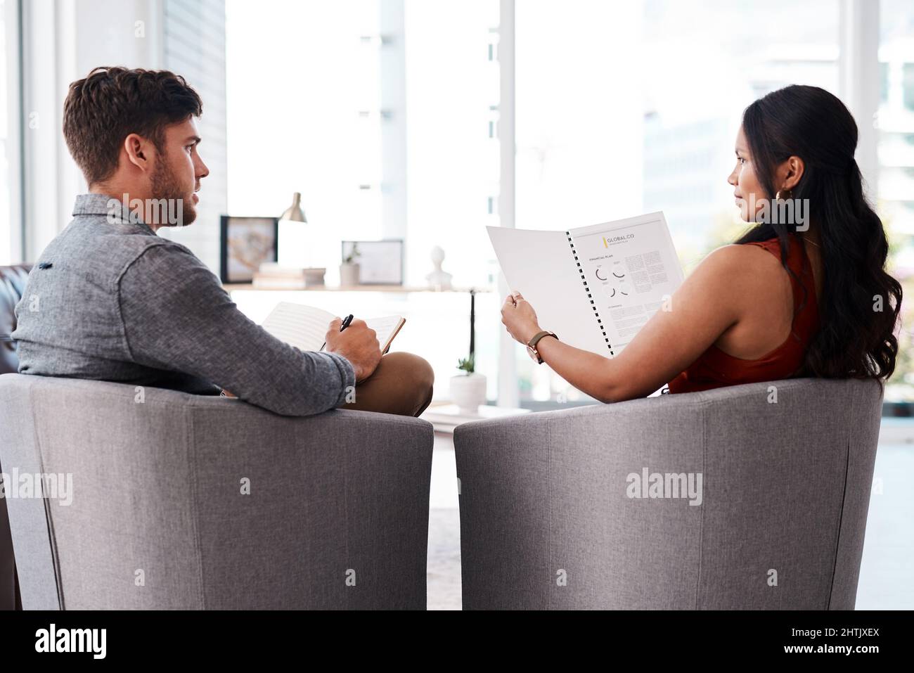La campagne créative la plus innovante. Photo de deux jeunes concepteurs ayant une discussion dans un bureau. Banque D'Images