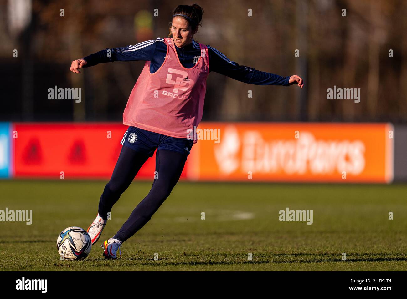 Rotterdam - (l-r) Pia Rijsdijk de Feyenoord pendant la session de formation à Nieuw Varkenoord le 28 février 2022 à Rotterdam, aux pays-Bas. (Case t Banque D'Images